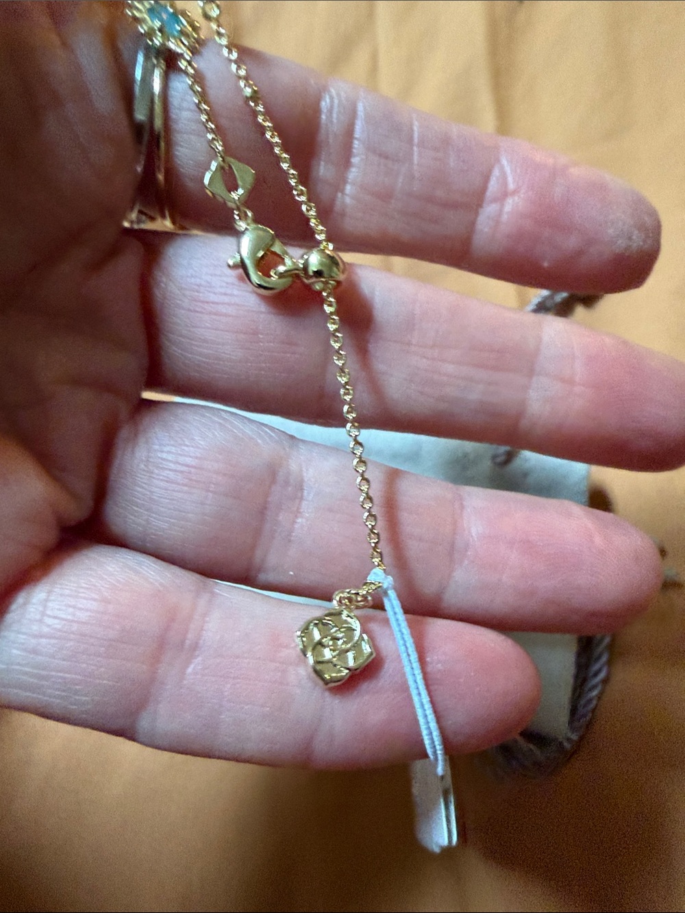 Kendra Scott NWT $44 Gold Bracelet with Turquoise Blue Flower Charms - Picture 4 of 5